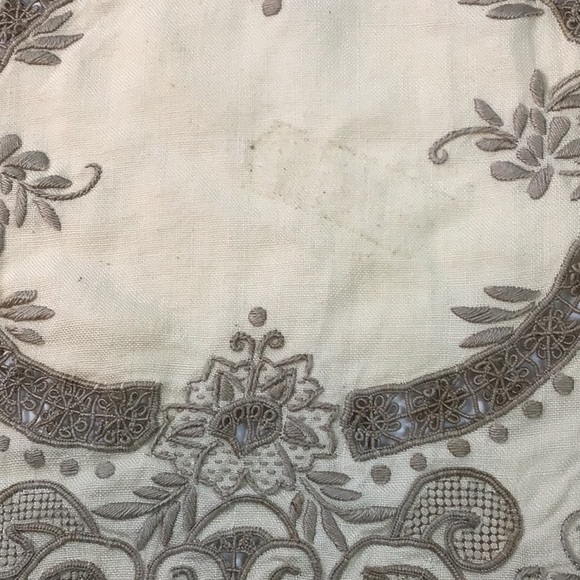 8 Lace Placemats - Picture 2 of 3